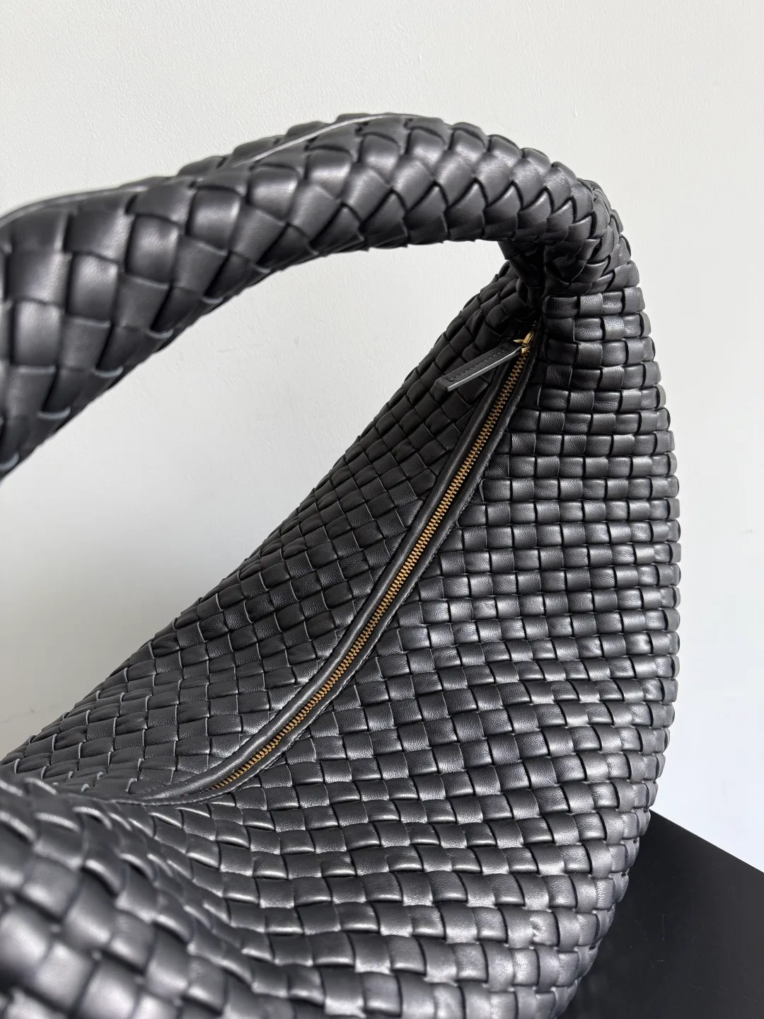 Batch 3260 Bottega Veneta Large Veneta Shoulder Bag Classic Reappearance The classic that has not been seen for many years has returned. Simple and round, soft and tough, it is reinterpreted from the perspective of modern aesthetics. The relaxed expression of the Hobo bag and the casual silhouette can be easily carried whether it is paired with commuting wear or casual style, and it shows an effortless sense of fashion~ Style number: 856739 Size: 59*39*6cm